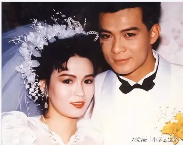 黃日華罕見現身,和女兒一起慶祝61歲生日,笑容滿面狀態不錯