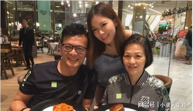 黃日華罕見現身,和女兒一起慶祝61歲生日,笑容滿面狀態不錯