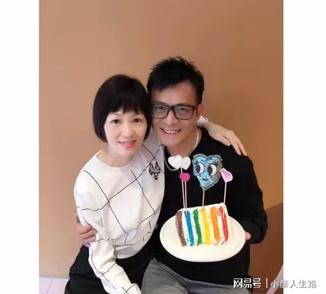 黃日華罕見現身，和女兒一起慶祝61歲生日，笑容滿面狀態不錯