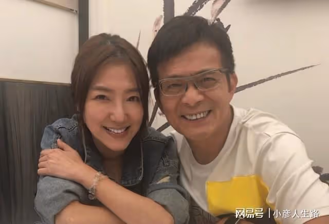 黃日華罕見現身，和女兒一起慶祝61歲生日，笑容滿面狀態不錯