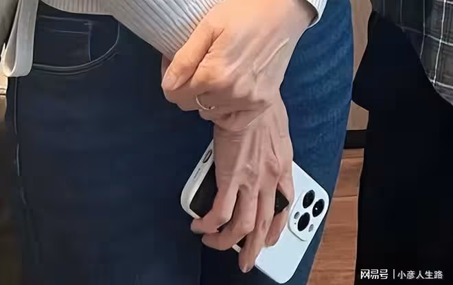 68歲趙雅芝現身機場,頸部皮膚超多皺紋,手臂乾瘦青筋暴起顯老態