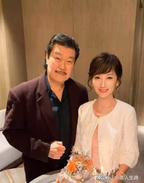 68歲趙雅芝現身機場,頸部皮膚超多皺紋,手臂乾瘦青筋暴起顯老態