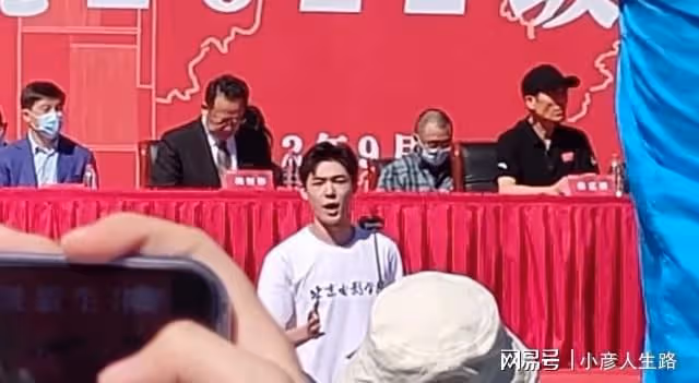 北電開學典禮:張藝謀被聘請為北電教授,何洛洛嚴浩翔帥氣報到