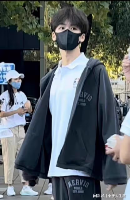 北電開學典禮:張藝謀被聘請為北電教授,何洛洛嚴浩翔帥氣報到