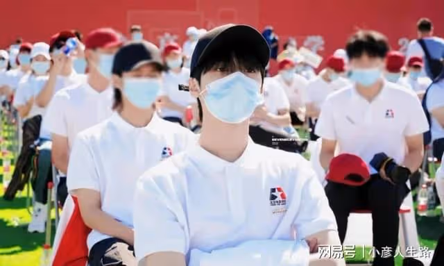北電開學典禮:張藝謀被聘請為北電教授,何洛洛嚴浩翔帥氣報到