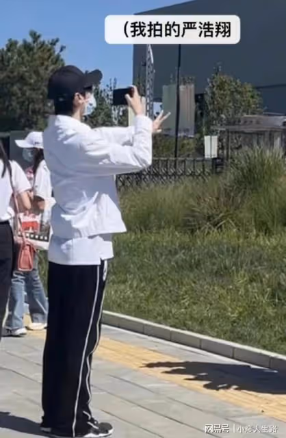 北電開學典禮:張藝謀被聘請為北電教授,何洛洛嚴浩翔帥氣報到