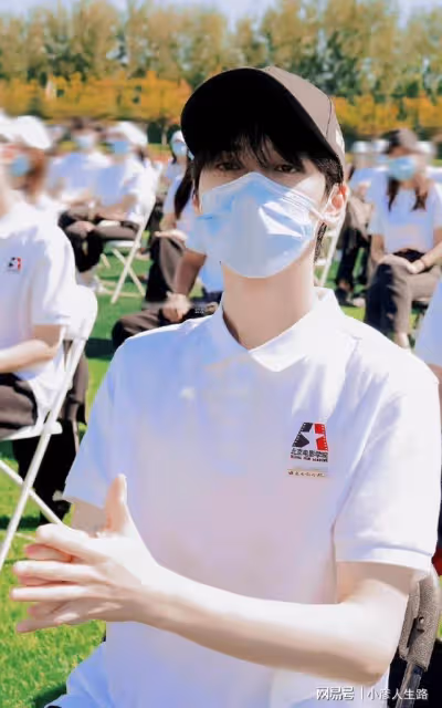 北電開學典禮:張藝謀被聘請為北電教授,何洛洛嚴浩翔帥氣報到