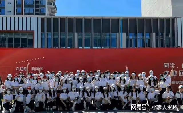 北電開學典禮:張藝謀被聘請為北電教授,何洛洛嚴浩翔帥氣報到