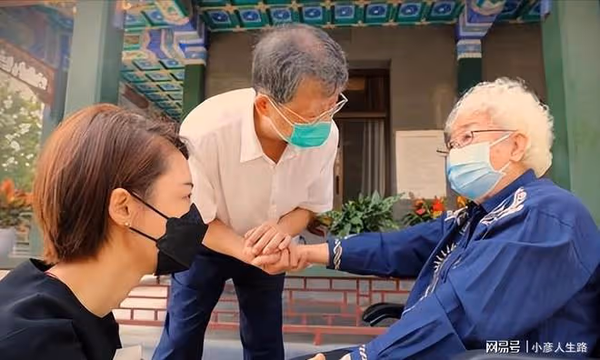 老戲骨車毅駕鶴西去,享年102歲!車曉、田華現身葬禮,含淚送別