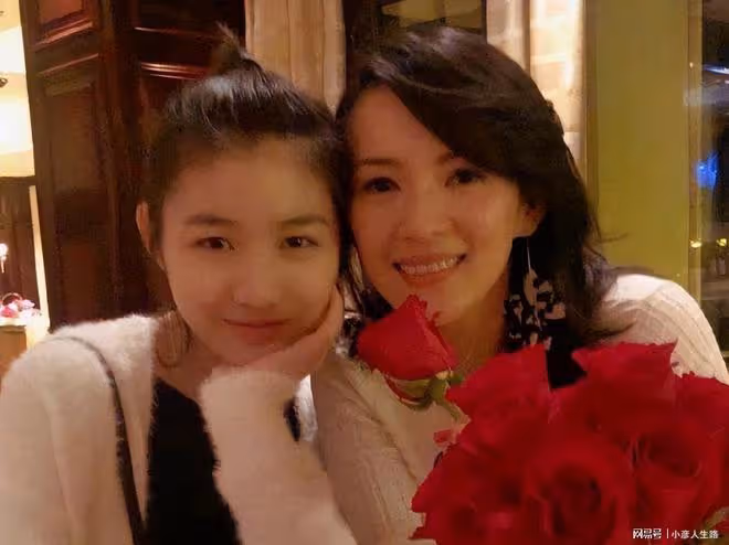 事業有成家庭和睦,章子怡和大女兒關係融洽,一家人合照顯親密
