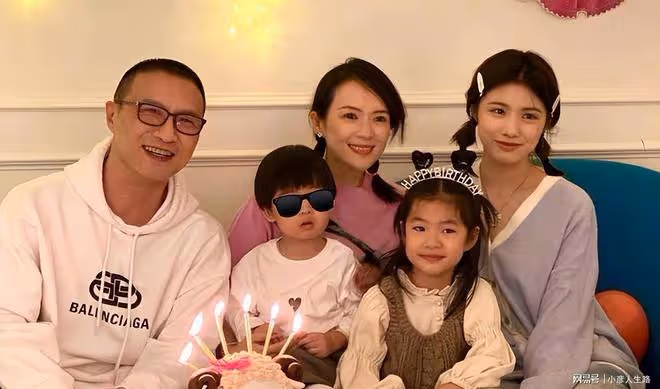 事業有成家庭和睦,章子怡和大女兒關係融洽,一家人合照顯親密