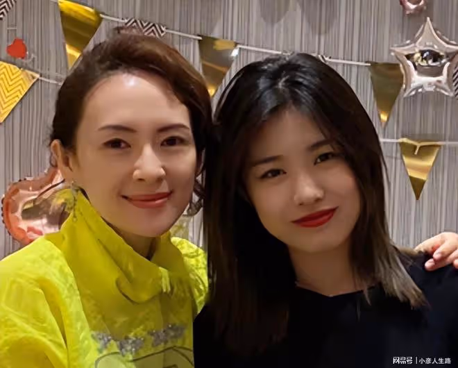 事業有成家庭和睦,章子怡和大女兒關係融洽,一家人合照顯親密