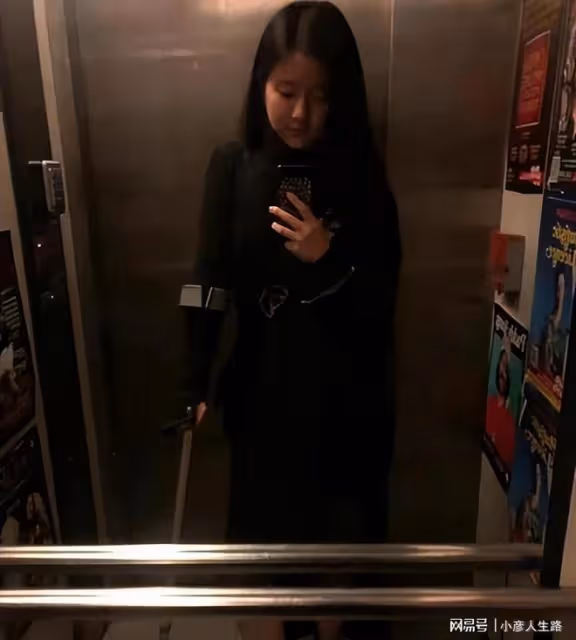 小彩旗曬拄拐出行照，臉頰發胖無人陪，離開楊麗萍後近況堪憂