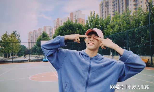 20歲男星劉聰官宣出櫃!直播間大方承認戀情,對方為男性網紅陳律