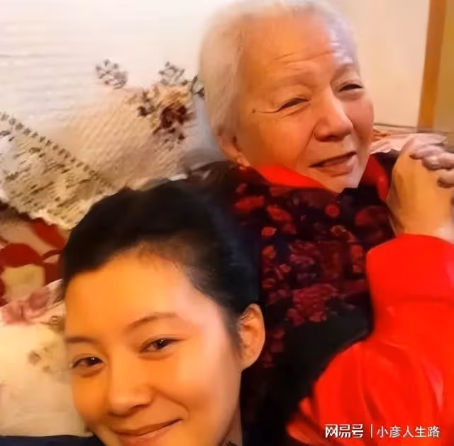 102歲車毅夢中去世,孫女車曉素顏出席喪禮,94歲田華行軍禮送別