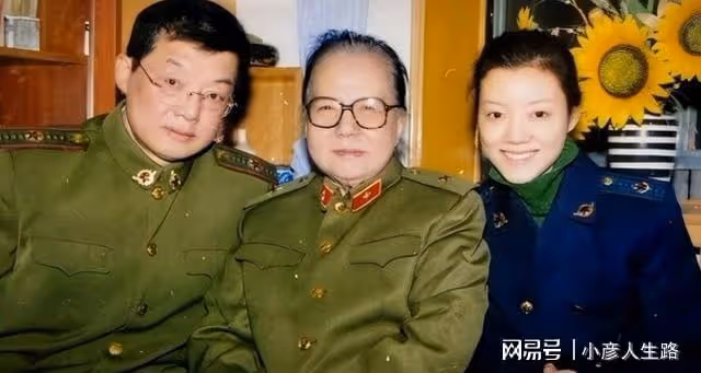 102歲車毅夢中去世,孫女車曉素顏出席喪禮,94歲田華行軍禮送別