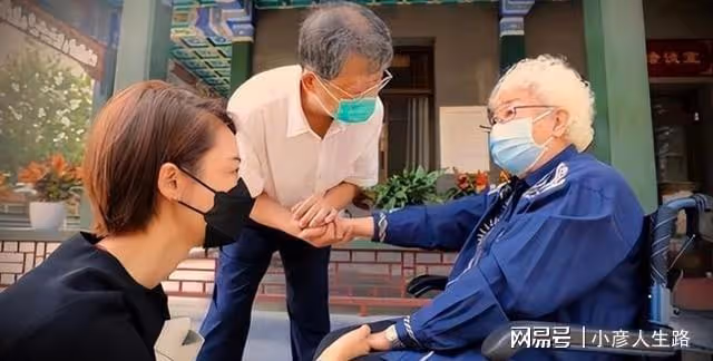 102歲車毅夢中去世,孫女車曉素顏出席喪禮,94歲田華行軍禮送別