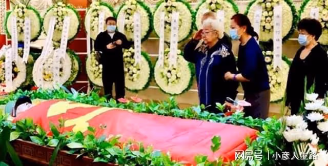 102歲車毅夢中去世,孫女車曉素顏出席喪禮,94歲田華行軍禮送別