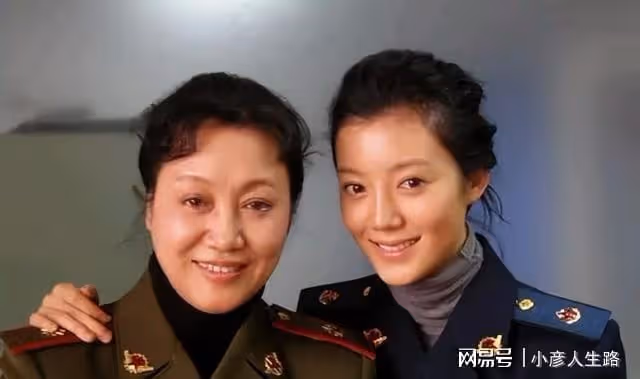 102歲車毅夢中去世,孫女車曉素顏出席喪禮,94歲田華行軍禮送別