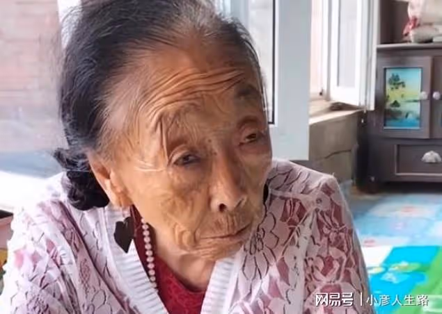 85歲馬玉琴哭腫眼,稱後悔嫁小老公,李玉成與新歡避嫌卻發文不舍