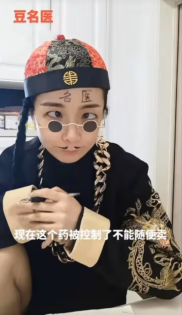 69歲奇志罕露面,頭髮花白雙眼耷拉,與網紅勾肩搭背被批不雅