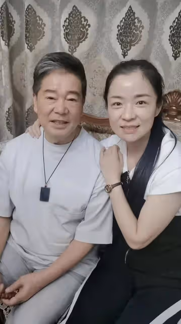 69歲奇志罕露面,頭髮花白雙眼耷拉,與網紅勾肩搭背被批不雅