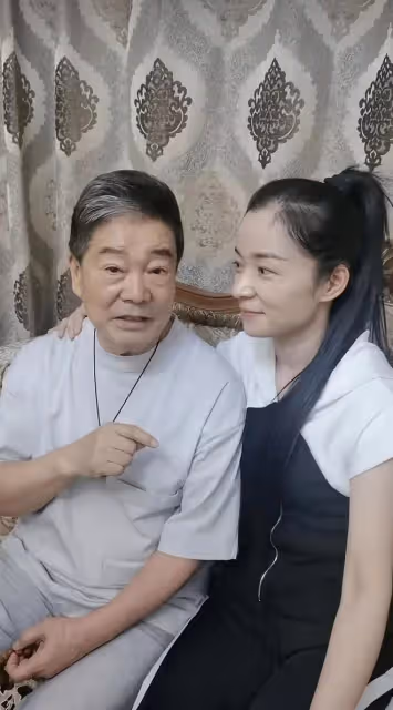 69歲奇志罕露面,頭髮花白雙眼耷拉,與網紅勾肩搭背被批不雅