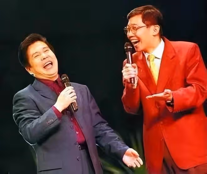 69歲奇志罕露面,頭髮花白雙眼耷拉,與網紅勾肩搭背被批不雅