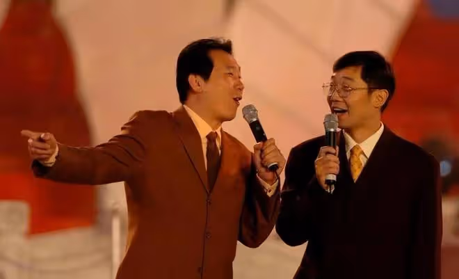 69歲奇志罕露面,頭髮花白雙眼耷拉,與網紅勾肩搭背被批不雅