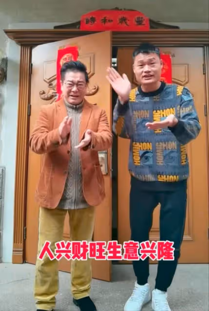 69歲奇志罕露面,頭髮花白雙眼耷拉,與網紅勾肩搭背被批不雅