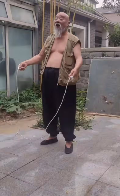 67歲李琦北京獨棟小院養老,不拉上衣袒露肚皮,老態龍鍾仍要跳繩