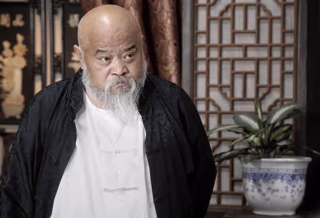 67歲李琦北京獨棟小院養老,不拉上衣袒露肚皮,老態龍鍾仍要跳繩