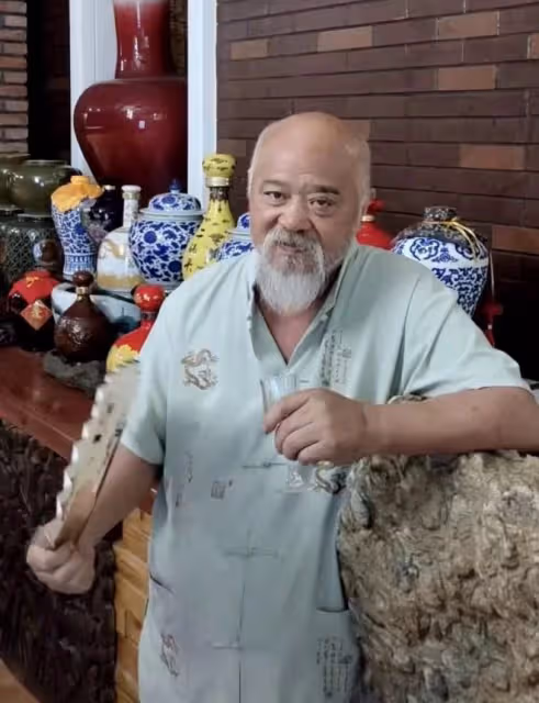 67歲李琦北京獨棟小院養老,不拉上衣袒露肚皮,老態龍鍾仍要跳繩