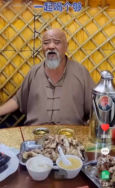 67歲李琦北京獨棟小院養老,不拉上衣袒露肚皮,老態龍鍾仍要跳繩