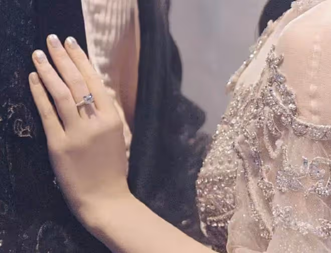 32歲女主持婚禮曝光!此前多次逼婚引爭議,好友臉僵如蠟像太恐怖