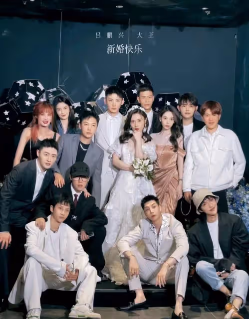 32歲女主持婚禮曝光!此前多次逼婚引爭議,好友臉僵如蠟像太恐怖