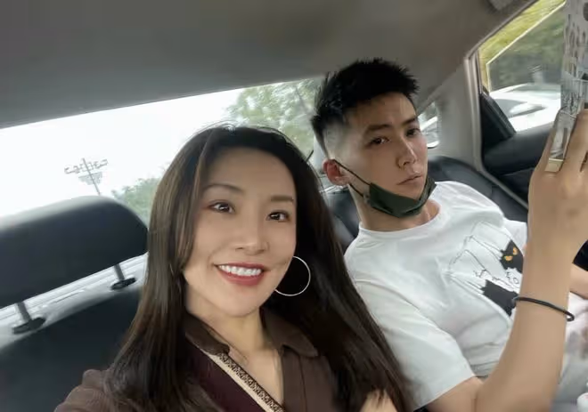 32歲女主持婚禮曝光!此前多次逼婚引爭議,好友臉僵如蠟像太恐怖