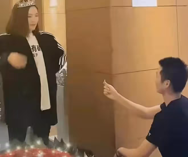 32歲女主持婚禮曝光!此前多次逼婚引爭議,好友臉僵如蠟像太恐怖