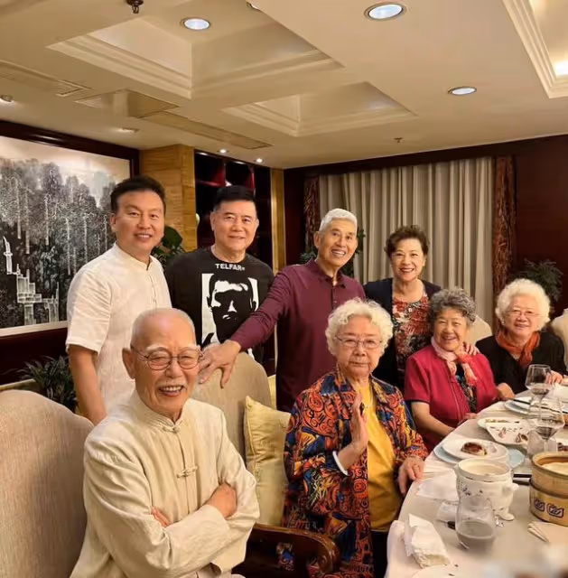 央視主持張澤群與眾戲骨聚會!87歲張勇手豪飲紅酒,劉曉慶求邀約