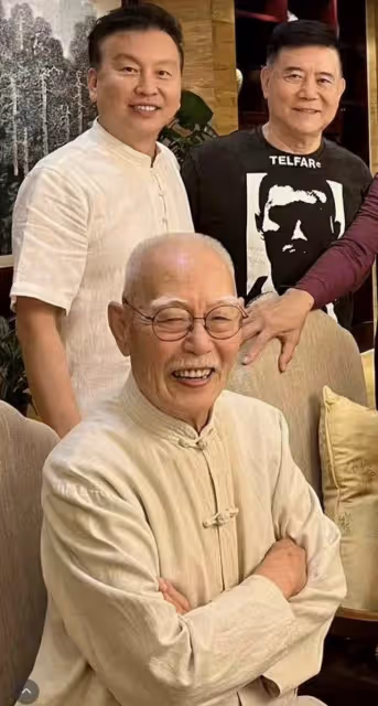 央視主持張澤群與眾戲骨聚會!87歲張勇手豪飲紅酒,劉曉慶求邀約