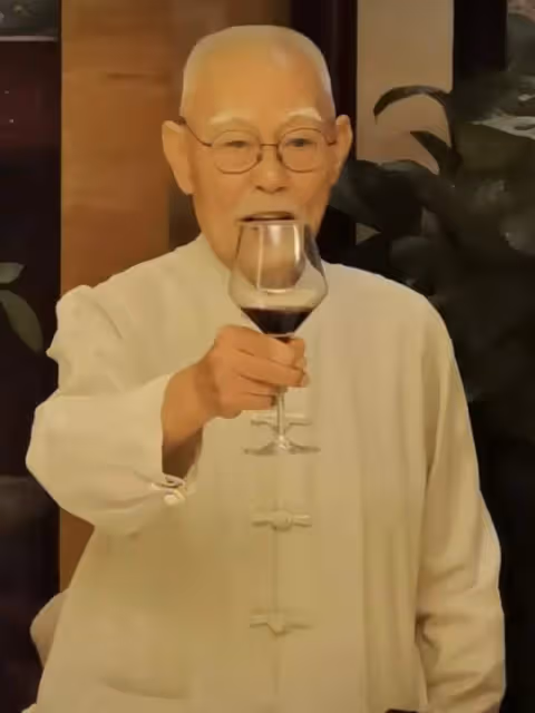 央視主持張澤群與眾戲骨聚會!87歲張勇手豪飲紅酒,劉曉慶求邀約