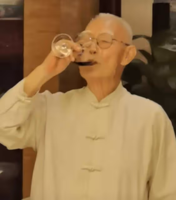 央視主持張澤群與眾戲骨聚會!87歲張勇手豪飲紅酒,劉曉慶求邀約