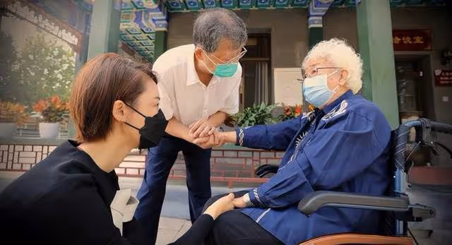 央視主持張澤群與眾戲骨聚會!87歲張勇手豪飲紅酒,劉曉慶求邀約