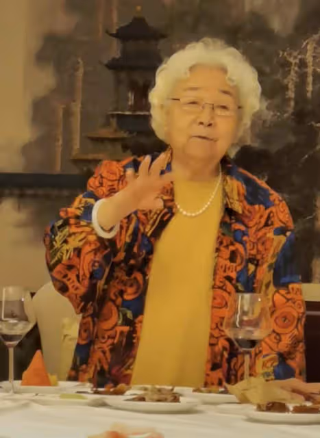 央視主持張澤群與眾戲骨聚會!87歲張勇手豪飲紅酒,劉曉慶求邀約