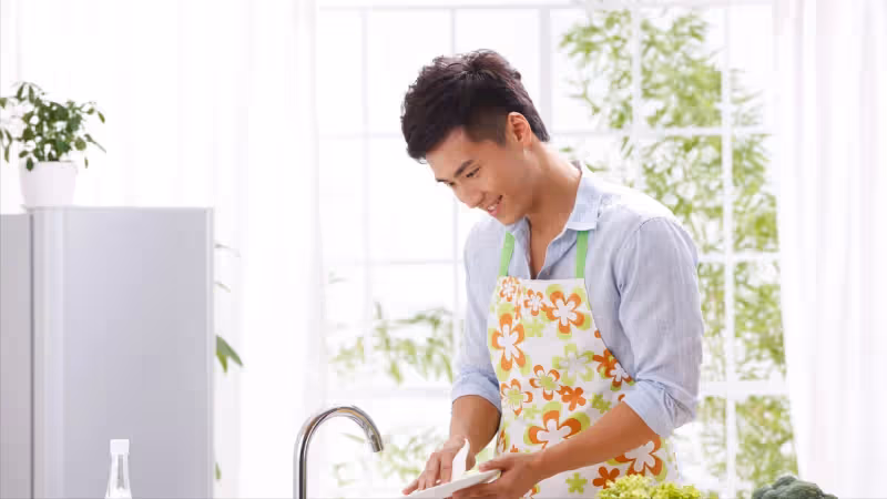 42歲保姆自述:僱主每月給我9000工資,卻要求我每天給她洗腳