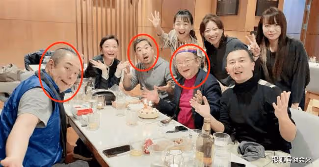 73歲王剛與女星合影顯侷促 身形發福大肚腩突出