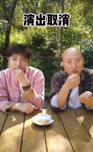 陳佩斯父子四地演出都遭疫情,無奈蹲路邊嗑瓜子,祖孫三代長太像