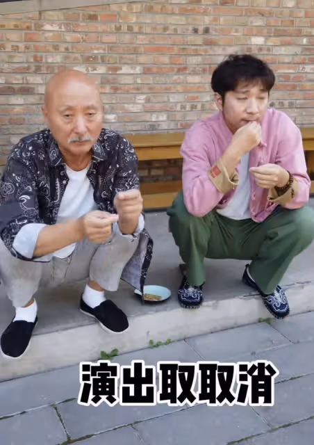 陳佩斯父子四地演出都遭疫情,無奈蹲路邊嗑瓜子,祖孫三代長太像