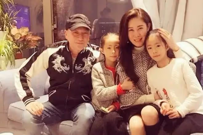 曝湯鎮業養三家6娃年花400萬!混血前妻生活優渥,身材苗條似少女