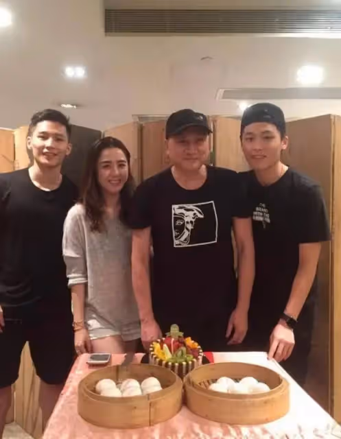 曝湯鎮業養三家6娃年花400萬!混血前妻生活優渥,身材苗條似少女